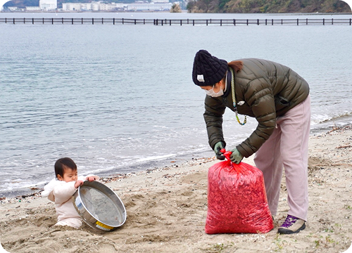小さな赤ちゃんもお母さんと一緒にビーチクリーンに参加