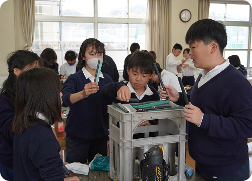 海ごみ妖怪を作る小学生